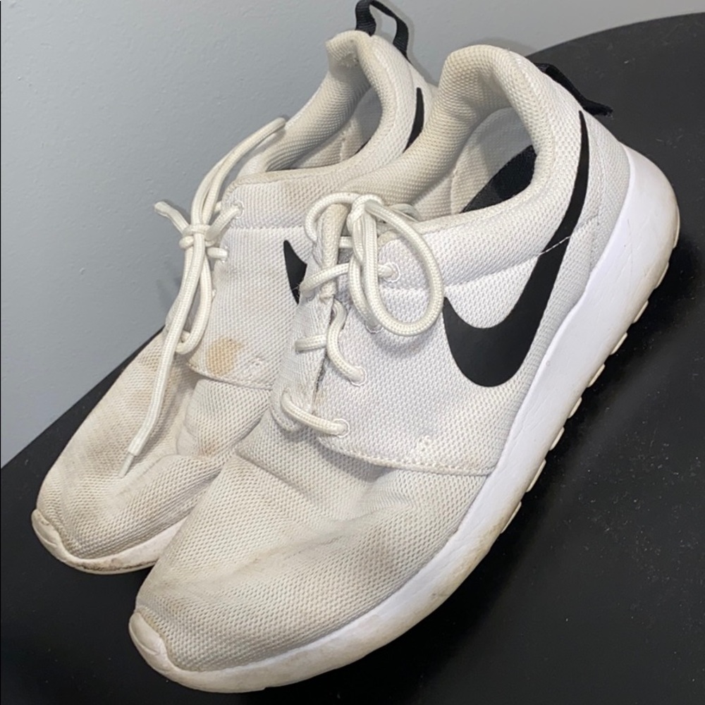 SALE‼️NIKE ROSHE